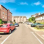 Guestready - Stylish Apt W/ Parking Near Edinburgh